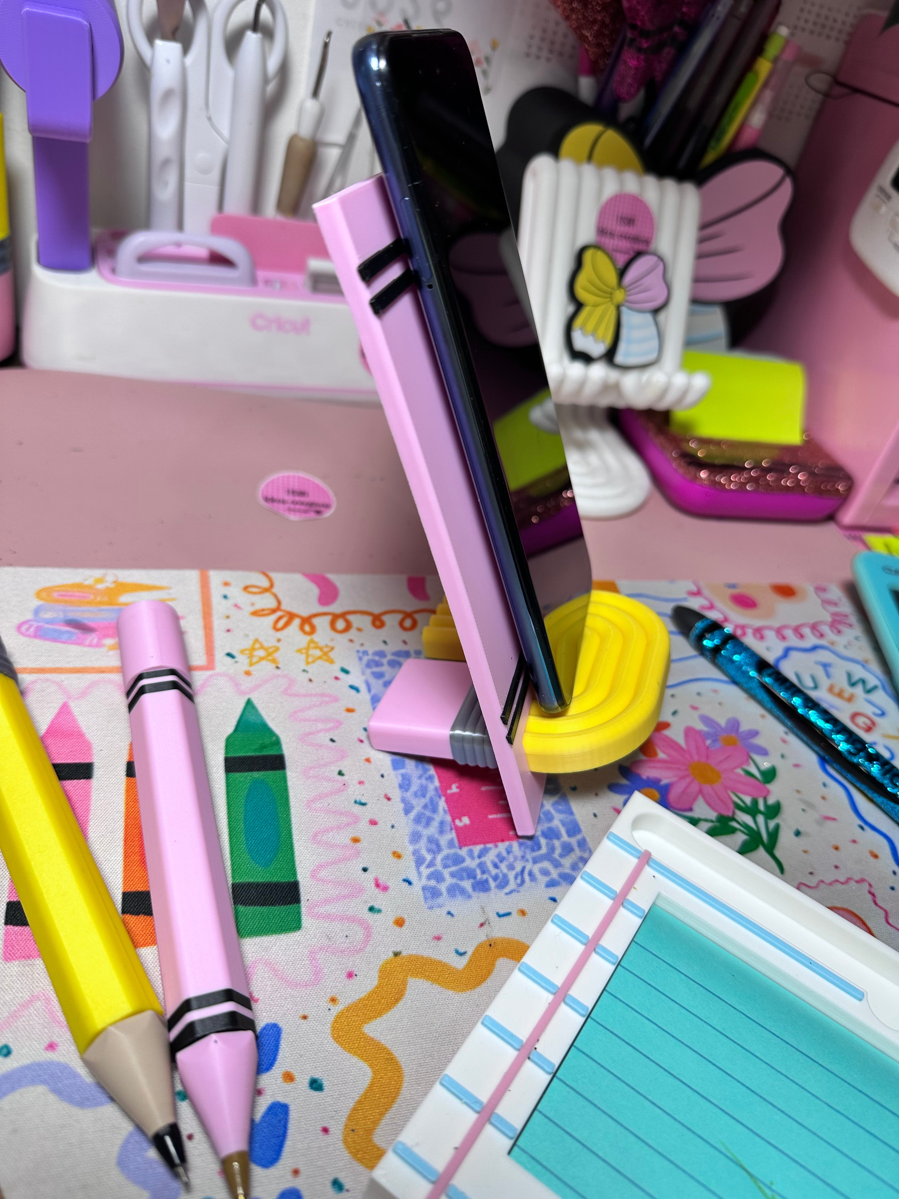 📚✏️ Porta Celular Personalizado para Maestras – Diseño Crayola con Base de Lápiz ✏️📚