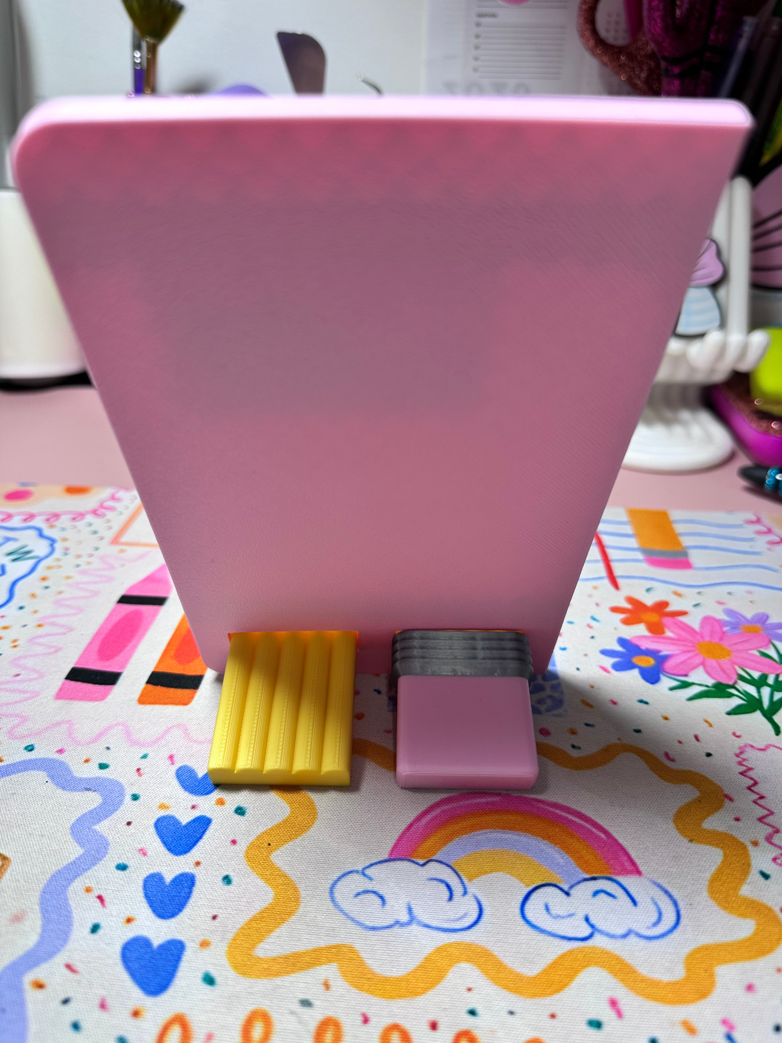 📚✏️ Porta Celular Personalizado para Maestras – Diseño Crayola con Base de Lápiz ✏️📚
