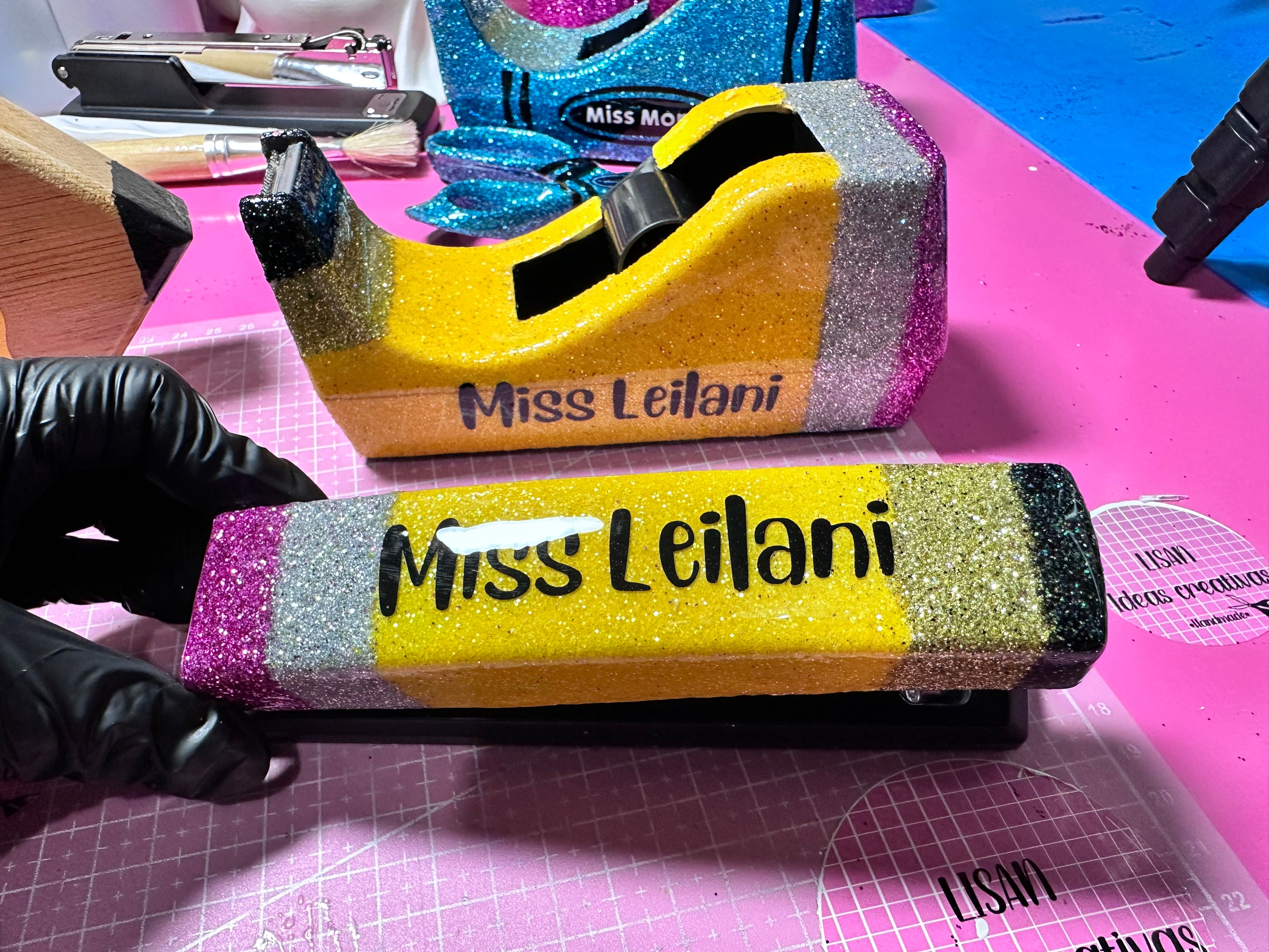 PACK ENGRAPADORA+DISPENSADOR DE CINTA ESTILO LÁPIZ ✏️PERSONALIZADOS