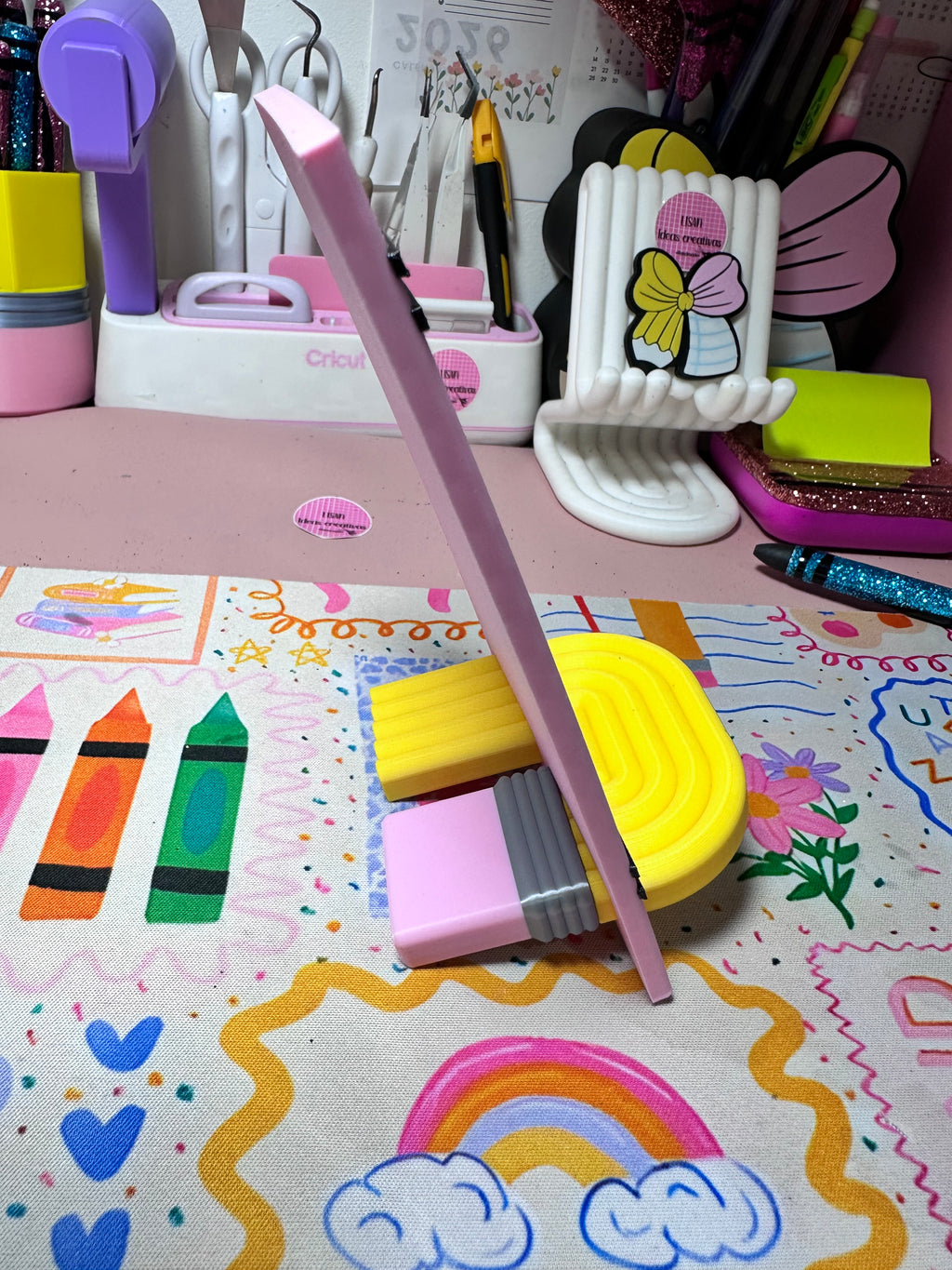 📚✏️ Porta Celular Personalizado para Maestras – Diseño Crayola con Base de Lápiz ✏️📚