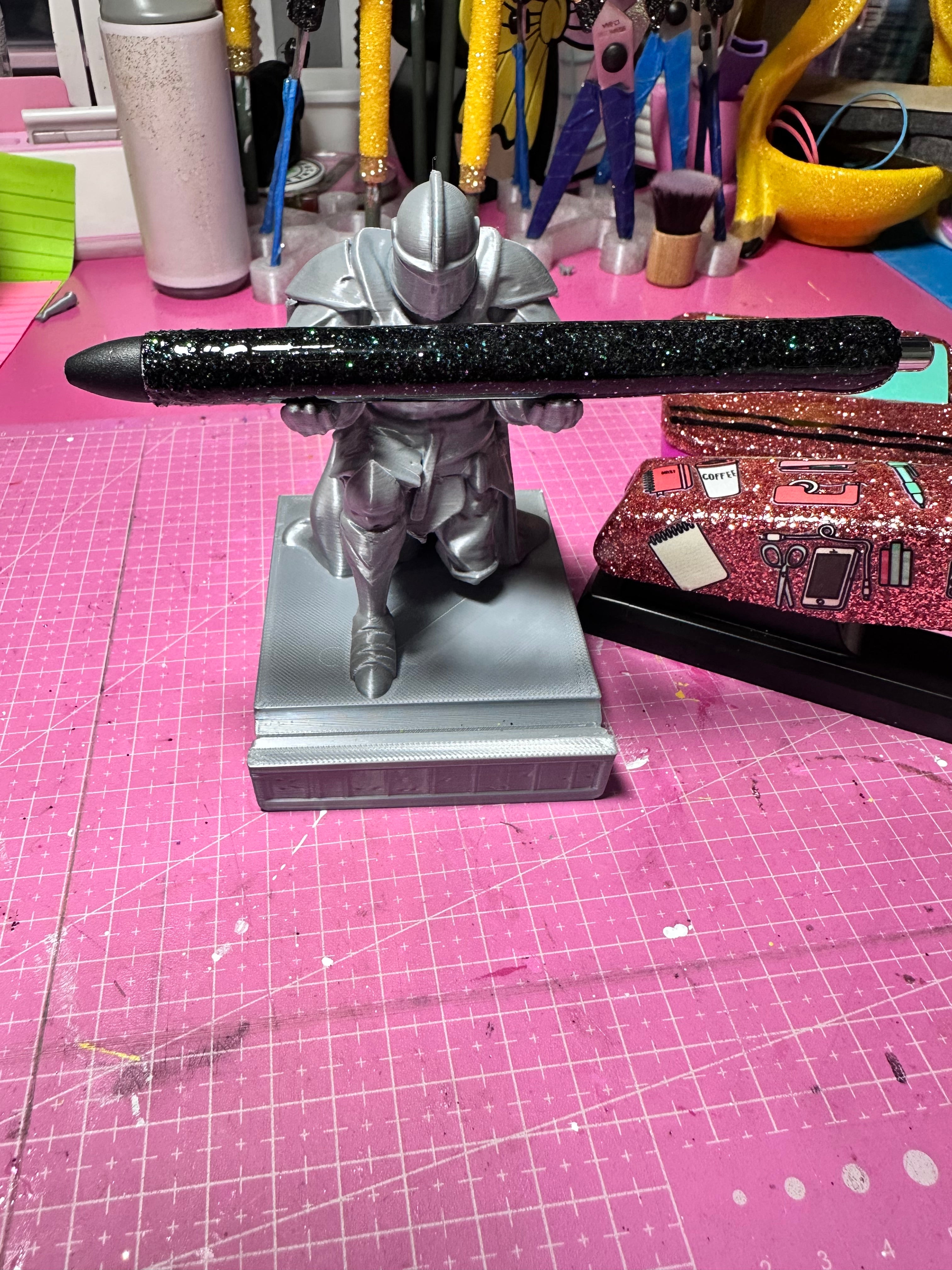 Caballero medieval porta plumas