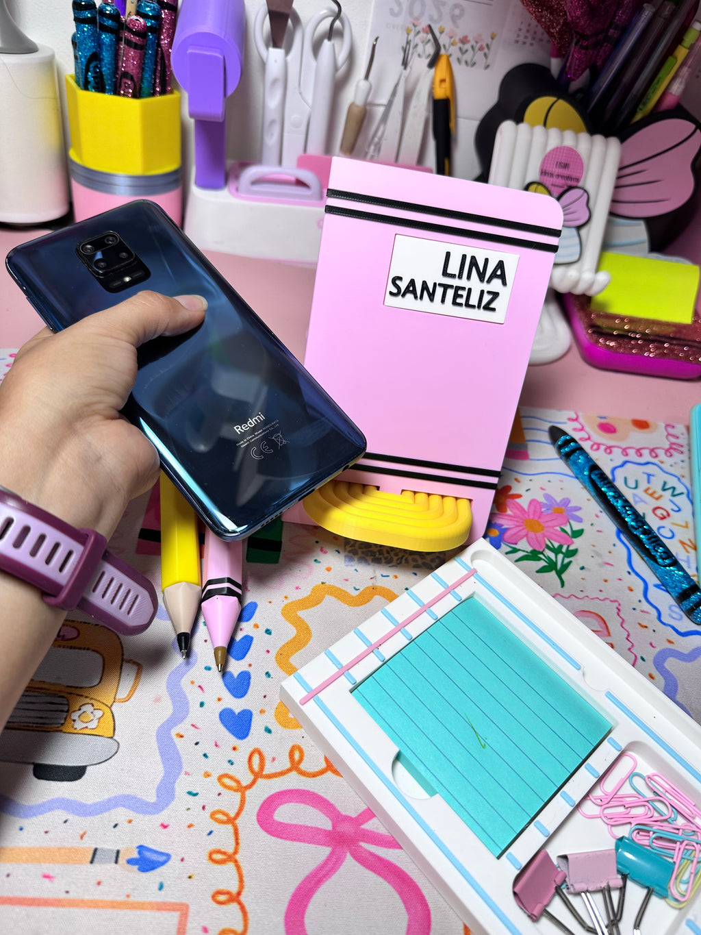 📚✏️ Porta Celular Personalizado para Maestras – Diseño Crayola con Base de Lápiz ✏️📚