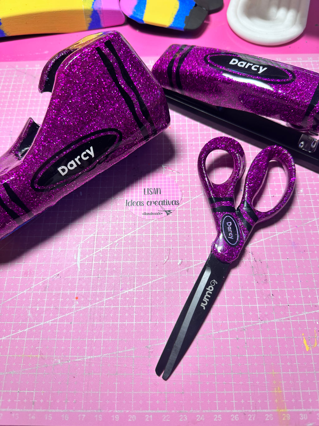 Engrapadora+dispensador de cintas adhesivas+tijeras Modelo Crayola