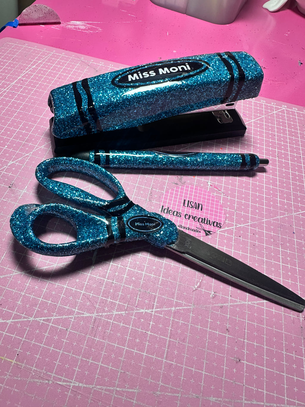 Engrapadora+bolígrafo+tijeras MODELO CRAYOLA