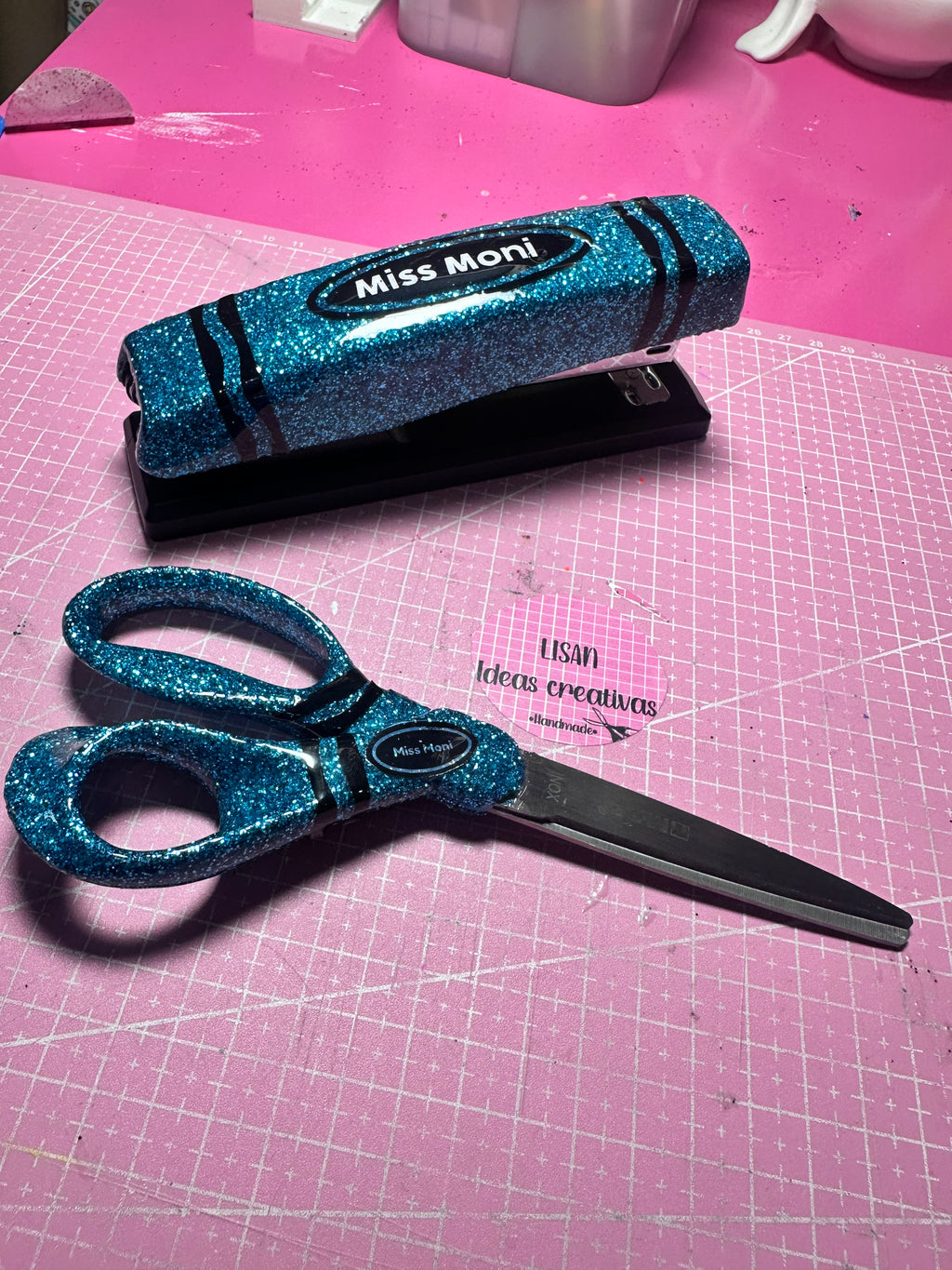 Engrapadora + tijeras MODELO CRAYOLA