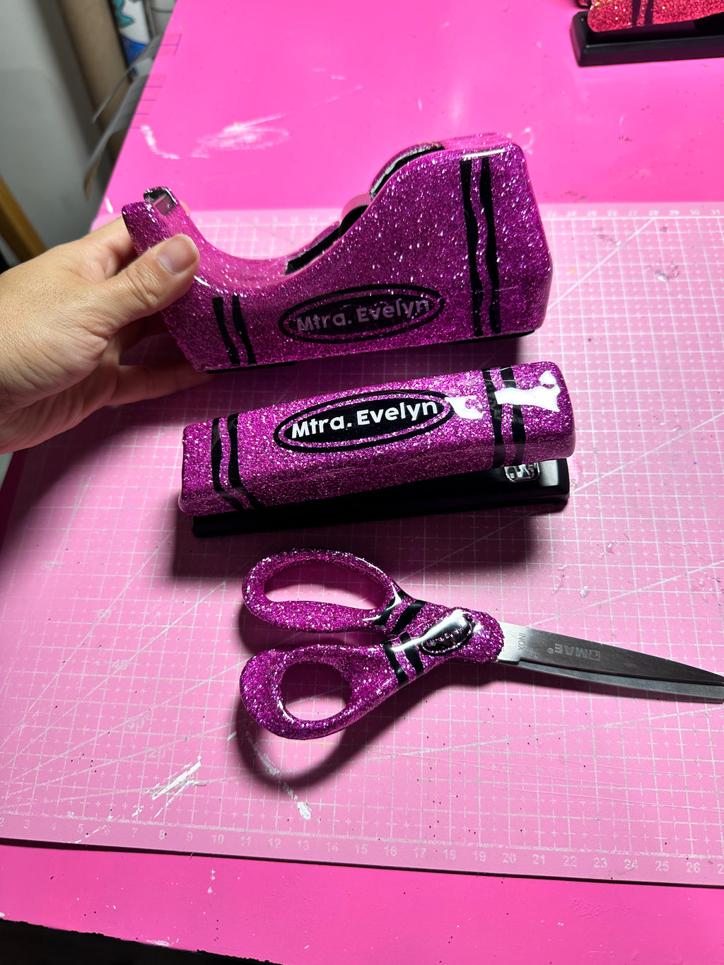 Engrapadora+dispensador de cintas adhesivas+tijeras Modelo Crayola