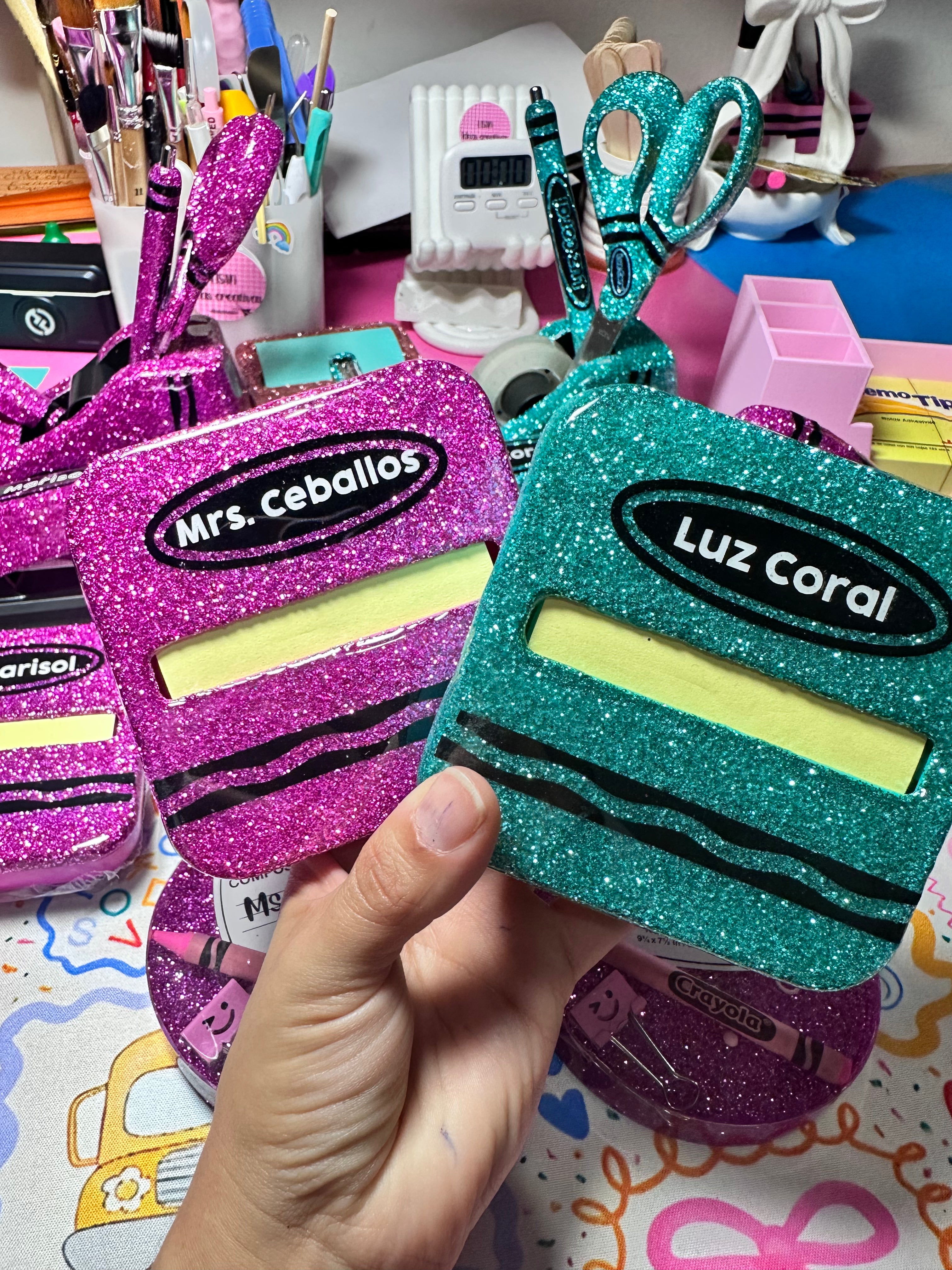 Dispensador de Post it Modelo crayola 🖍️INCLUYE BLOC DE NOTAS