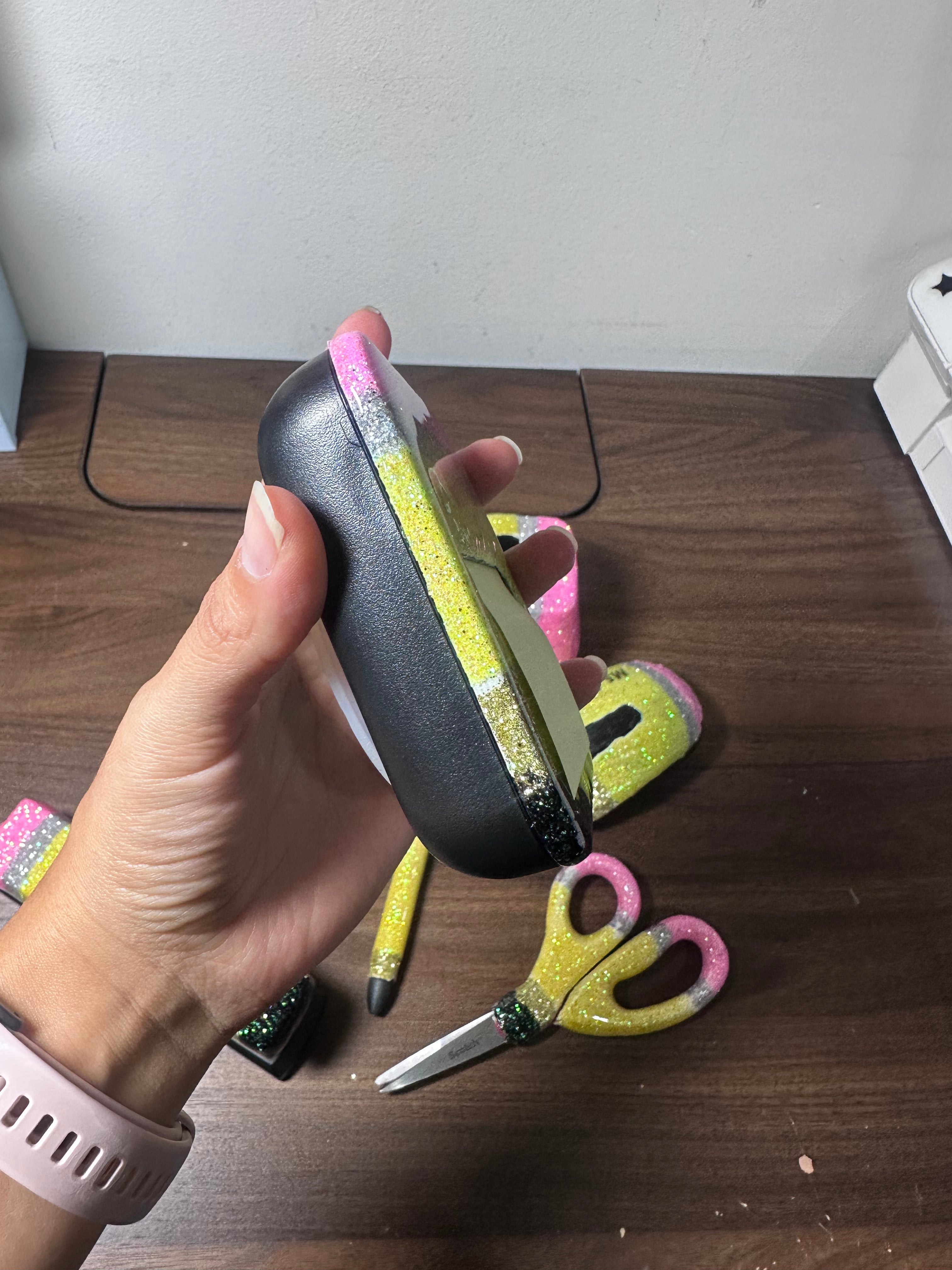 Dispensador de Post it Modelo crayola 🖍️INCLUYE BLOC DE NOTAS