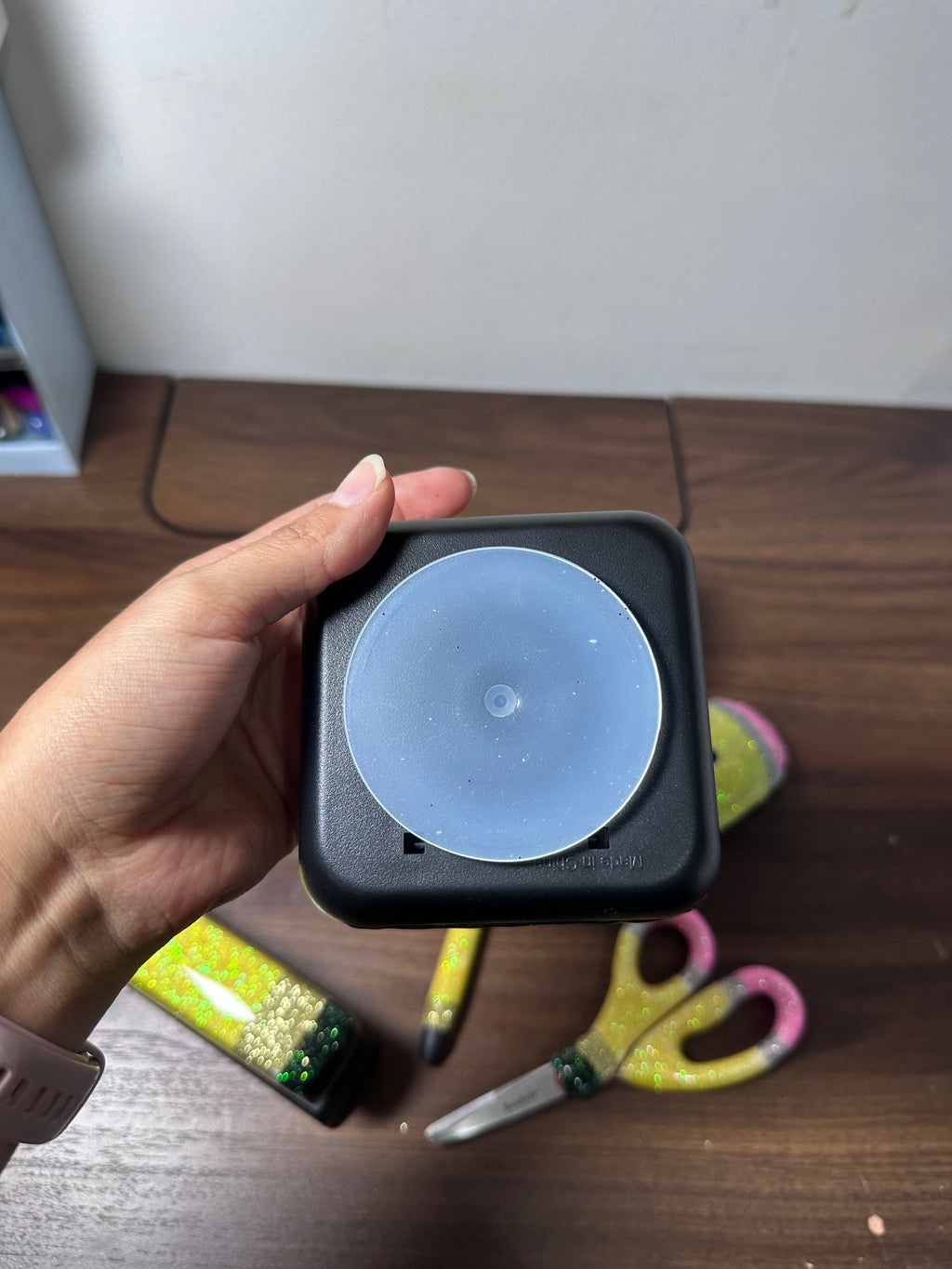 Dispensador de Post it Modelo crayola 🖍️INCLUYE BLOC DE NOTAS