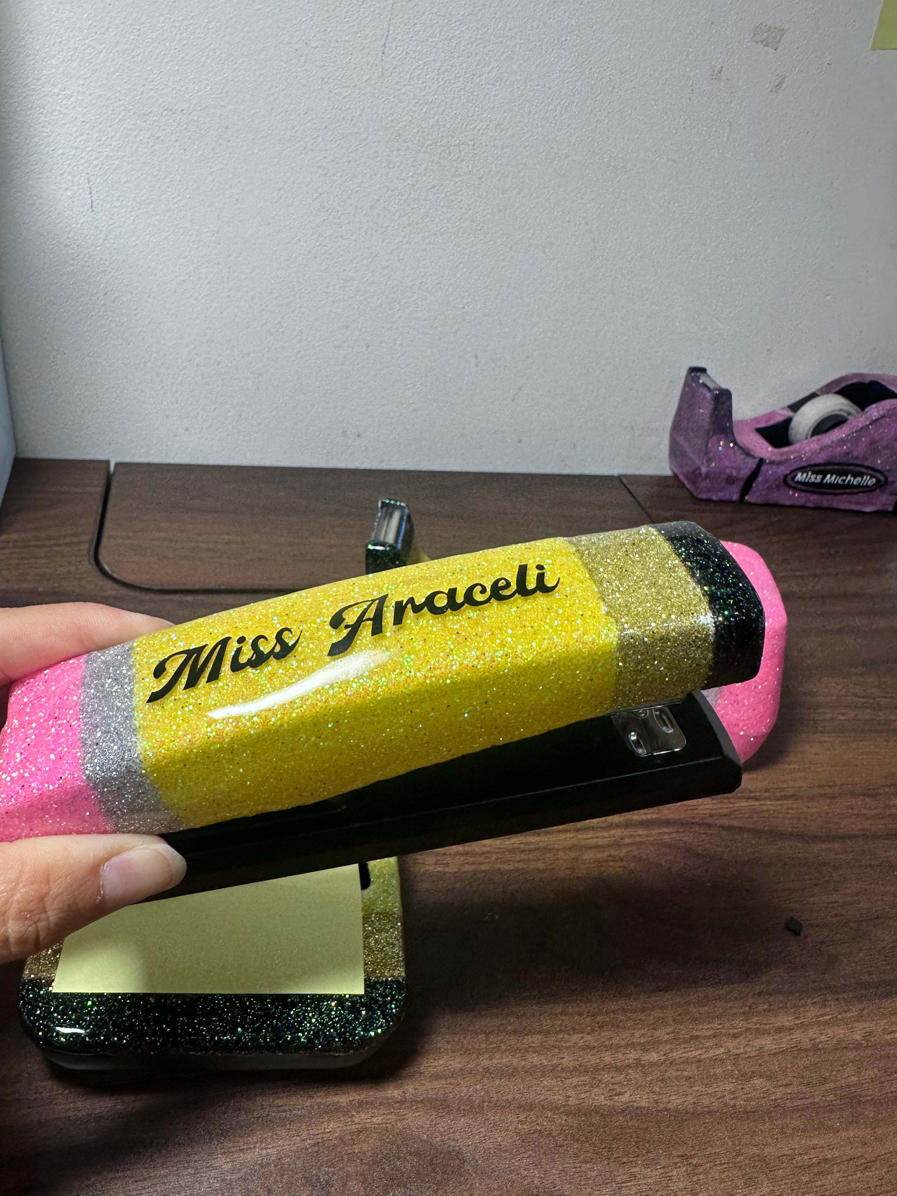 PACK ENGRAPADORA+DISPENSADOR DE CINTA ESTILO LÁPIZ ✏️PERSONALIZADOS