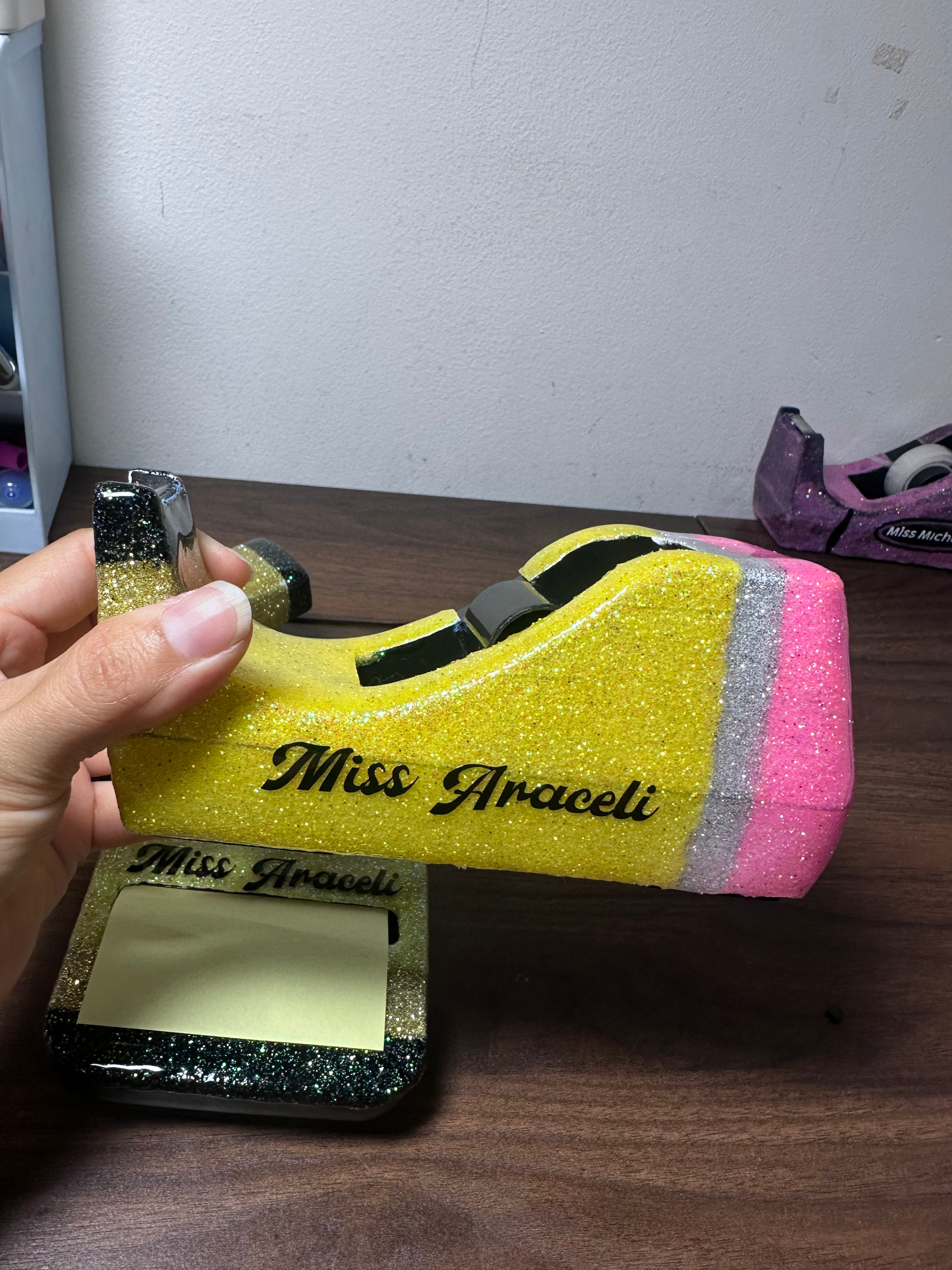 PACK ENGRAPADORA+DISPENSADOR DE CINTA ESTILO LÁPIZ ✏️PERSONALIZADOS